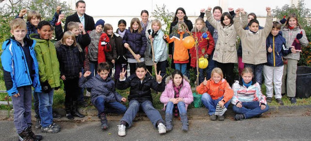 Krftig wachsen und gedeihen soll der ...inder der Tschamber-Schule pflanzten.   | Foto: Sedlak