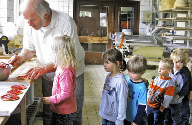 In der Backstube der Bckerei Stoll du...die Kinder aus Teig Gesichter formen.   | Foto: Ulrike Spiegelhalter