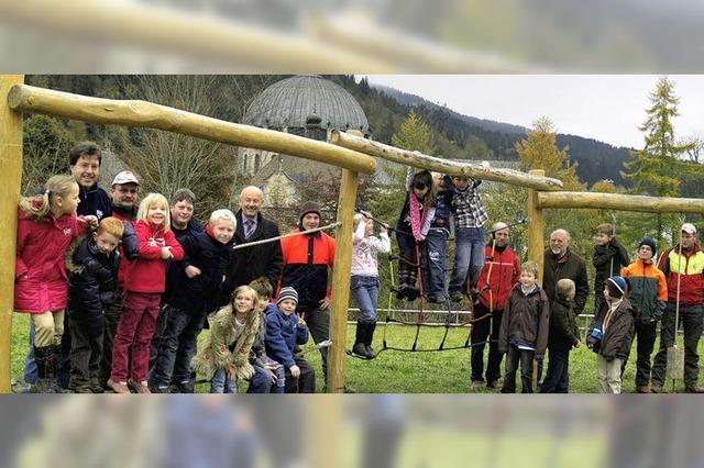 Das Klettergerst der Frstabt-Gerbert-Schule wurde erweitert. Dietmar Schwarz, Ausbildungsleiter des Forstes am Sttzpunkt Muchenland, baute es gemeinsam mit seinen Auszubildenden. Gerhard Kappenberger betreute das Projekt als Zustndiger der Frstabt-Gerbert-Schule, Johannes Stowasser als Berater vom Forst. Ein Dankeschn sprach Rektor Gerhard Albiez auch Hausmeister Andreas Armbruster und den Sponsoren – der Sparkasse St. Blasien, Georg Voelter und der Stadt aus. Mit ihrer Hilfe konnte ein Groteil der 2000 Euro Materialkosten gedeckt werden.