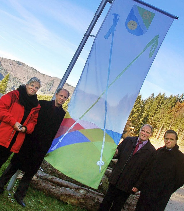 Ruth Rttinger, Tilman Bollacher, Joha...und Jrgen Glocker hissten die Fahne.   | Foto: Blum