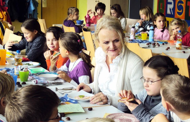 Gemeinsam mit Rektorin Christa Kleeman...rgschule das selbst zubereitete Men.   | Foto: astrid lersch