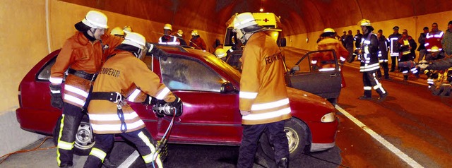 Notfall-bung im Dgginger Tunnel: Ang...ngsschere eines der beteiligten Autos.  | Foto: Sigwart