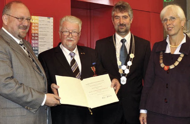 bergabe des Verdienstordens: Richard ...er und Gudrun Heute-Bluhm (von links)   | Foto: Barbara Ruda