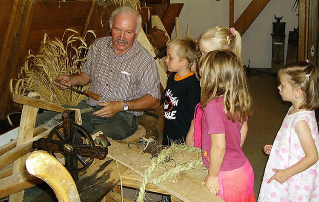 Karl-Friedrich Klemm erklrt Kindern, wie man aus Seegras Seile anfertigt.  | Foto: Archivfoto: Privat