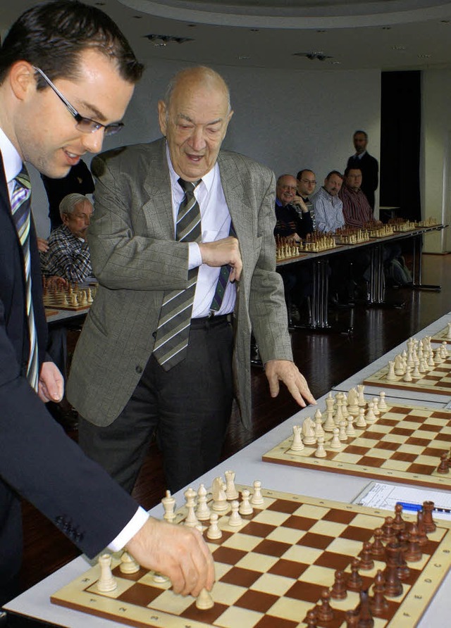 Ein kluger Schachzug der Stadt ist es,...Kortschnoi beim Schachclub-Jubilum).   | Foto: Werner Probst