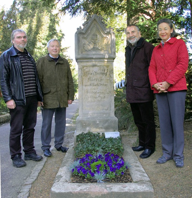 Friedhofsverwalter Stephan Schnepf mit...das der  Frderkreis restauriert hat.   | Foto: RAB