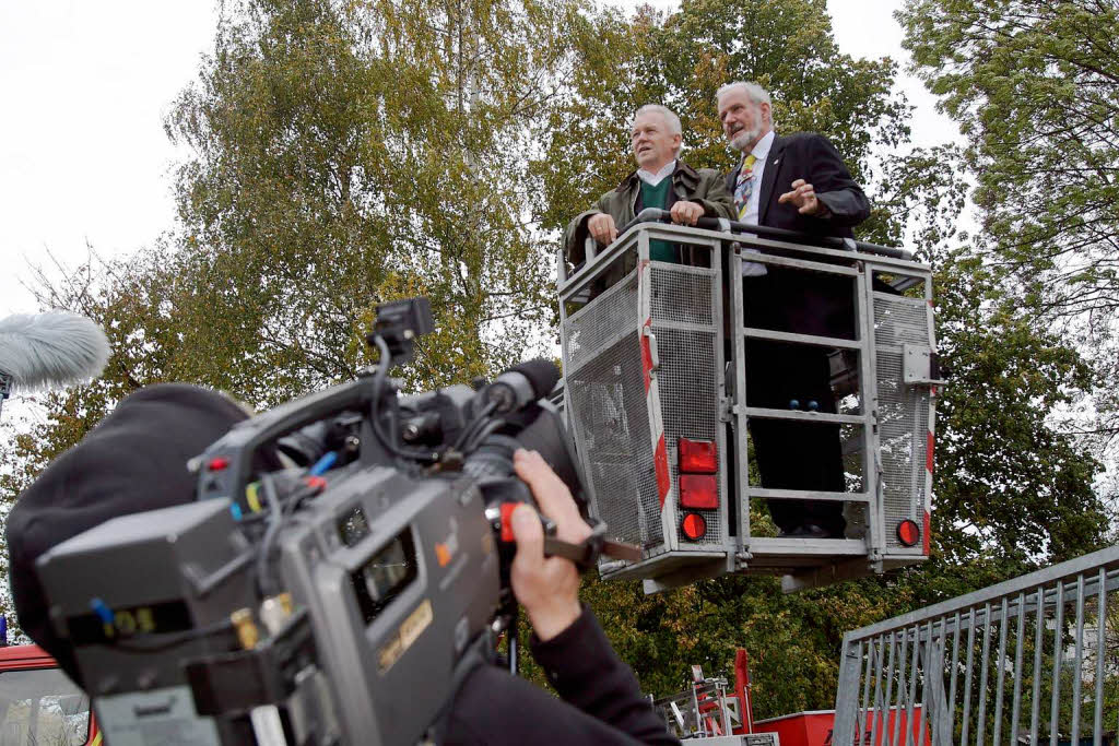 Rdiger Grube und Herbolzheims Brgermeister Ernst Schilling (l-r) im Korb eines Feuerwehr-Krans.