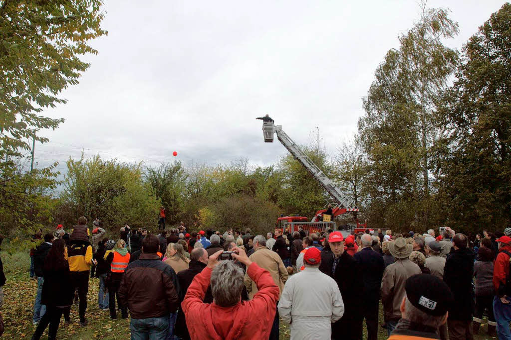 Rdiger Grube und Herbolzheims Brgermeister Ernst Schilling (l-r) im Korb eines Feuerwehr-Krans.