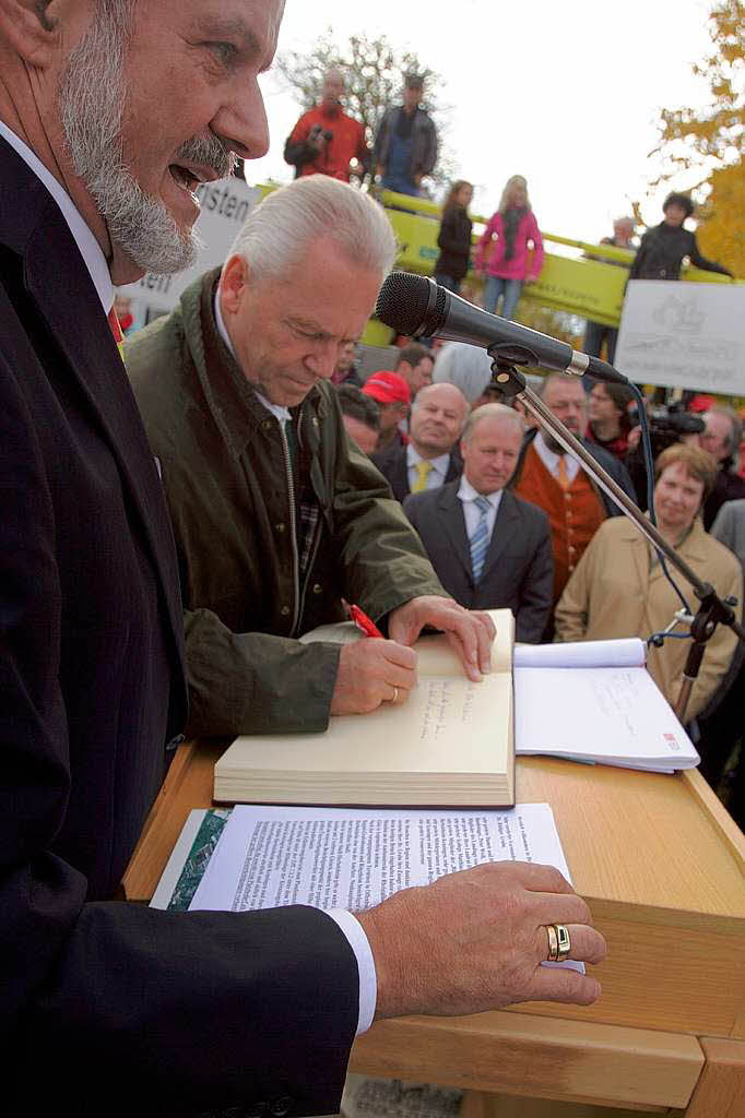 Rdiger Grube trgt sich ins Goldene Buch der Stadt Herbolzheim ein. (Links Herbolzheims Brgermeister Ernst Schilling)