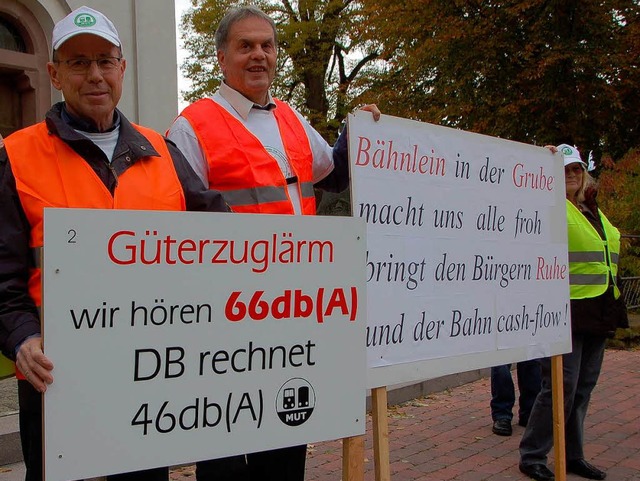 Rolf Schottmller (Mitte) und Schallst...stenberg (rechts)  beim Protestieren.   | Foto: Tanja Bury