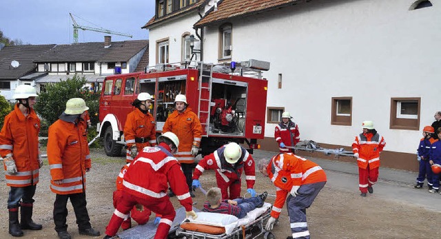 Der  Neubau an der Hauptstrae war  b...uerwehr und  der DRK-Rettungskrfte.    | Foto: Erggelet