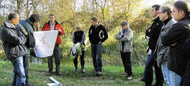 Forstamtschef Jrgen Schmidt erlutert...er Gemeinderat die Zukunft des Waldes.  | Foto: Michael Haberer