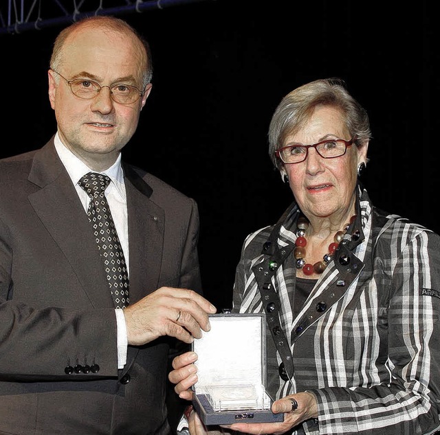 Rektor Winfried Lieber zeichnete Gerli... der Ehrenmedaille der Hochschule aus.  | Foto: peter heck