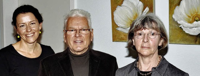 Nina (links) und Karola Geisler zeigen... Kornotzki erffnete die Ausstellung.   | Foto: Stefan Pichler