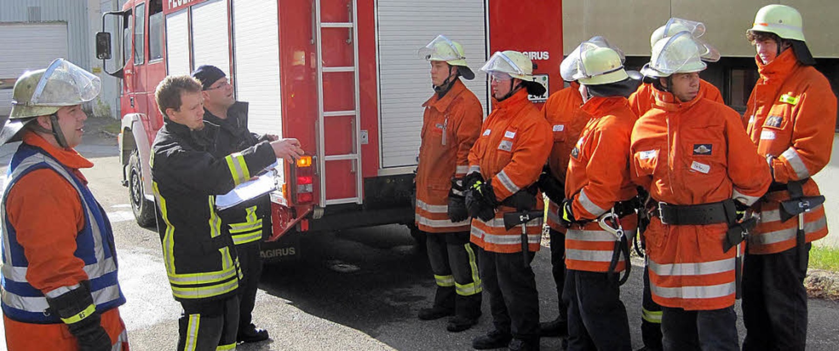 Die strengen Prüfer und die Feuerwehr-Azubis: Aufgabenverteilung am Prüfungstag   | Foto: Feuerwehr St. Blasien
