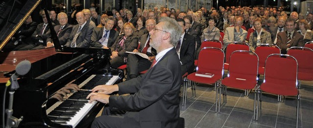 Vor Einheimischen und Zugereisten, amt...bgeordnete Franz Schuhmacher (links).   | Foto: Roger Mller