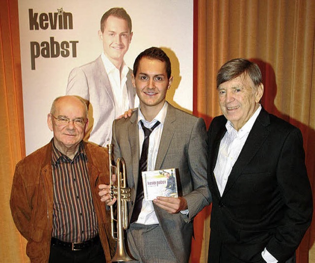 Kevin Pabst mit zwei wichtigen Frdere...) und seinem Entdecker  Walter Geiger.  | Foto: Cremer