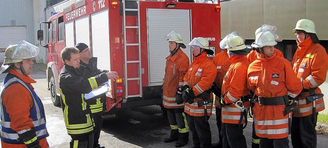 Die strengen Prfer und die Feuerwehr-Azubis: Aufgabenverteilung am Prfungstag   | Foto: Feuerwehr St. Blasien