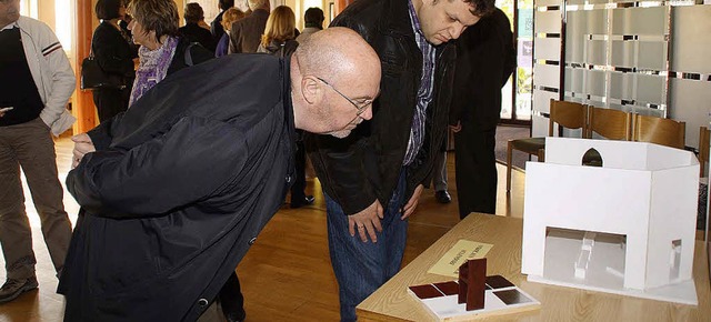 Jrgen Schlechtendahl (links) und Bern...mierten Entwurf von Nikolaus Kernbach.  | Foto: HILLER