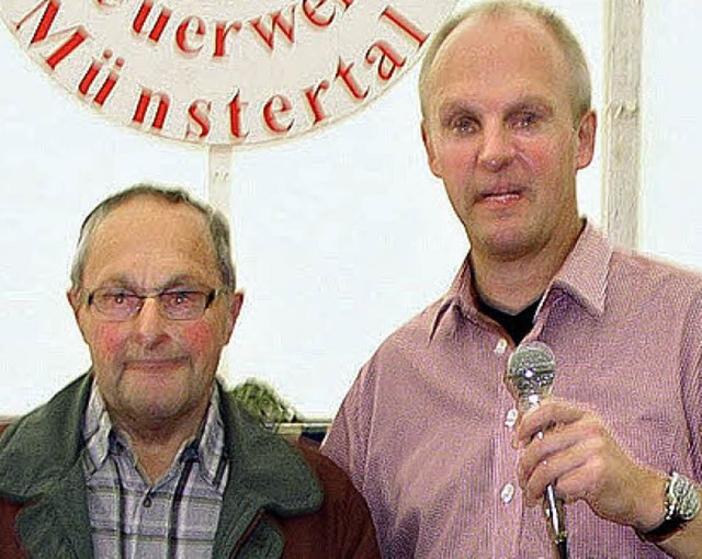 Brgermeister Rdiger Ahlers (rechts) ...enhirn fr seinen jahrelangen Einsatz.  | Foto: Eberhard Gro