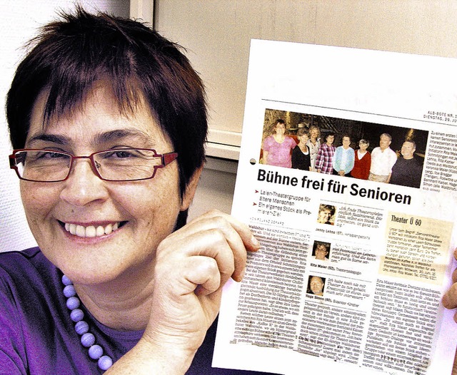Rita Maier zeigt einen  Zeitungsberich...dung des Waldshuter Seniorentheaters.   | Foto: Gerard
