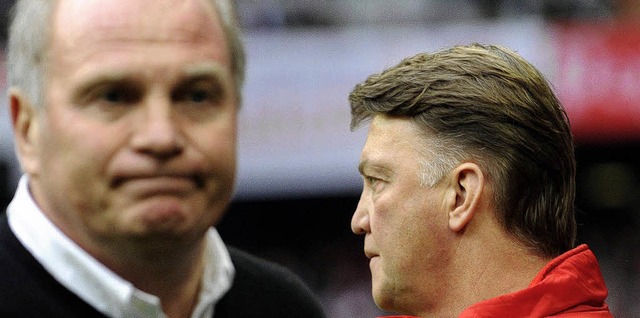 Uli Hoene (links) passt der Fhrungss... Bayerntrainers Louis van Gaal nicht.   | Foto: ddp