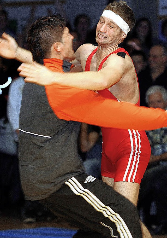 Axel Asal bejubelt als erster WKG-Ring...n Schultersieg von Yves Vogt (rechts).  | Foto: Schn