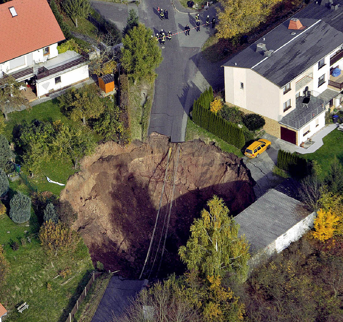 Ein Krater mitten im Wohngebiet Panorama Badische Zeitung