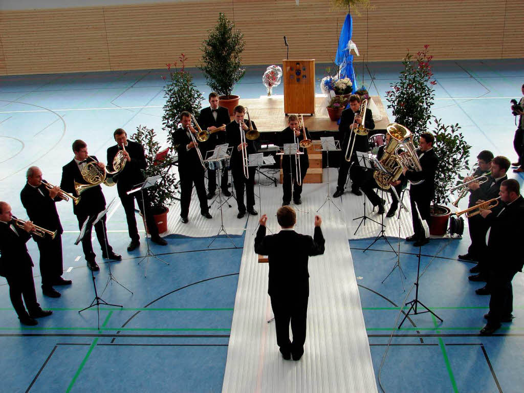 Das Blserensemble der Stadtmusik Lffingen unter Leitung von Thomas Epple beim Festakt.