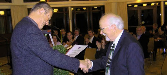 Klaus Weber berreicht Helmut Reiner (rechts) die Urkunde.  | Foto: Haberer