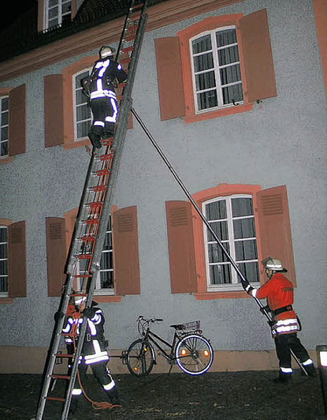 Menschenrettung ber eine  Schiebeleit...die Hauptaufgabe der  Feuerwehr Riegel  | Foto: Hassler
