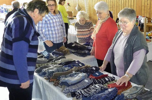 Da sollte doch was Passendes dabei sei... Paar Socken fr den Basar gefertigt.   | Foto: Karlernst Lauffer