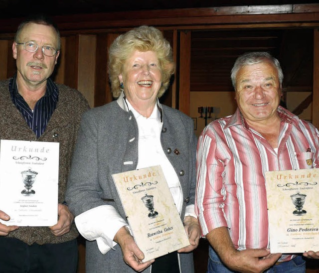 Siegfried Friedrich, Roswitha Gehri un...upfverein mit Urkunden ausgezeichnet.   | Foto: Ute Aschendorf