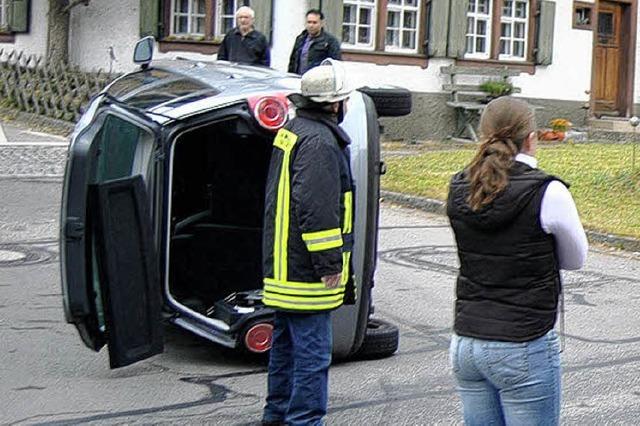 Auto streift Auto und kippt auf die Seite