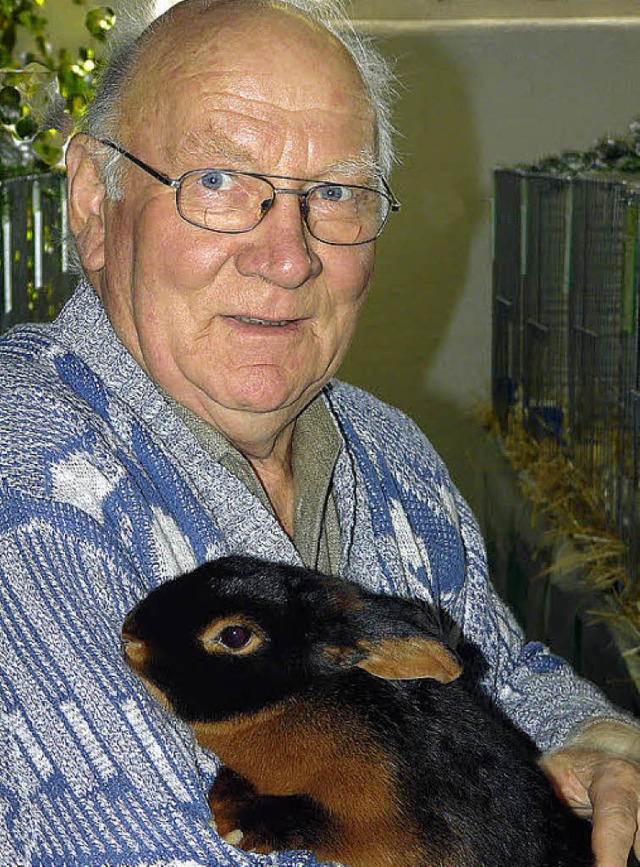 Voller Stolz prsentiert Wilhelm Heitzmann seinen Bundes-Champion.   | Foto: beschorner