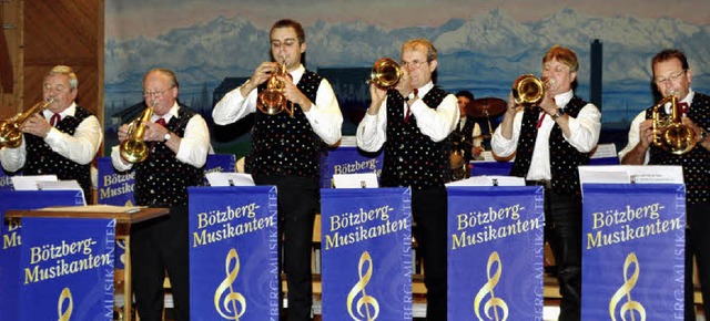 Die Btzberg-Musikanten spielten vor der gemalten Alpenkulisse im Kursaal.   | Foto: Stefan Pichler