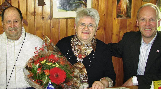 Goldene Hochzeit feierte dieser Tage d... Rdiger Ahlers (rechts) gratulierte.   | Foto: Manfred Lange