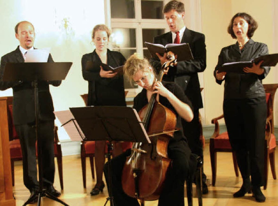 Florian Cremer (links) mit Chor und Be...beim Concert spirituel in St. Peter.    | Foto: Kugler