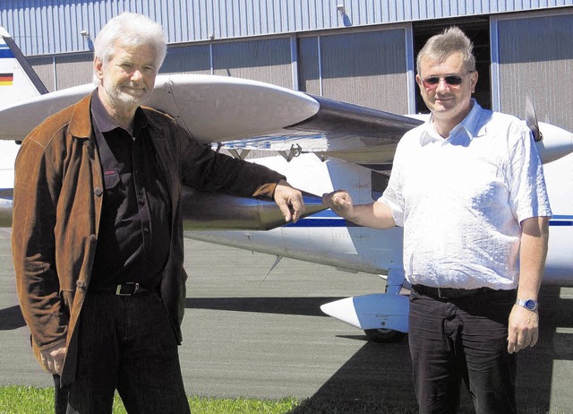 Der Pilot des Spezialflugzeugs zur Ver...gervereinsvorsitzender Heinz Messner   | Foto: Schopfer