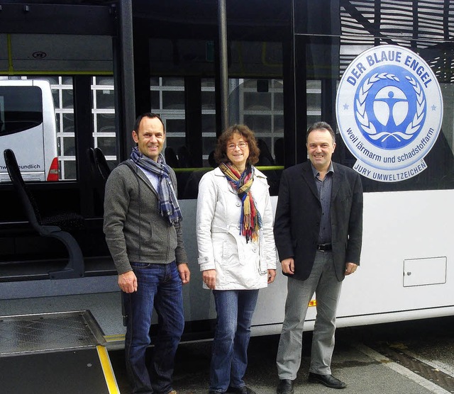 John Stiefvater (von links) stellte  H...n Bus mit dem blauem Umweltengel vor.   | Foto: privat