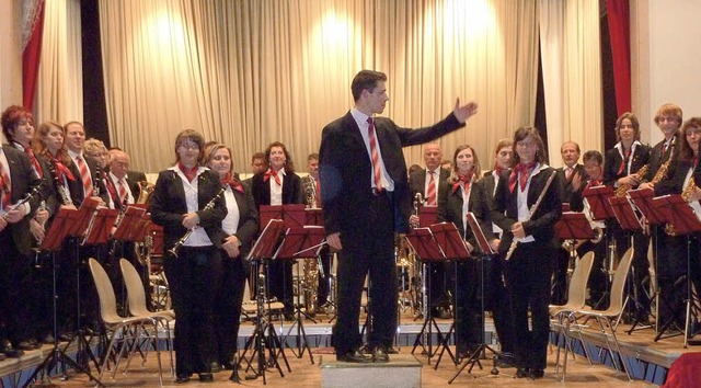 Andreas Meier dankt den Musikern aus  Fahrnau.   | Foto: Claudia Elas