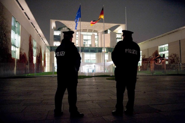 Erhhte Alarmbereitschaft: Polizisten vor dem Kanzleramt in Berlin.  | Foto: dpa