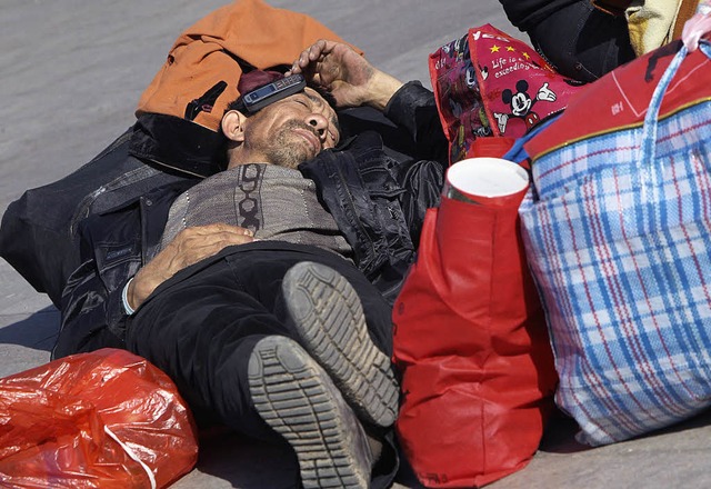 Ein Wanderarbeiter schlft in Peking a...en in China nicht in ihrem Heimatort.   | Foto: dpa