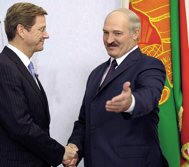 Heikles Treffen: Bundesauenminister G...exander Lukaschenko (rechts) in Minsk   | Foto: dpa