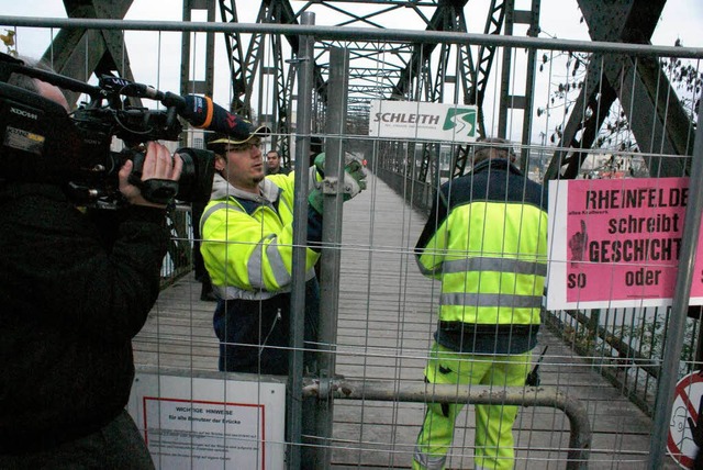 Gitterzune versperren den Weg: So beg...ie Kraftwerk-Demontage in Rheinfelden.  | Foto: Velentin Zumsteg