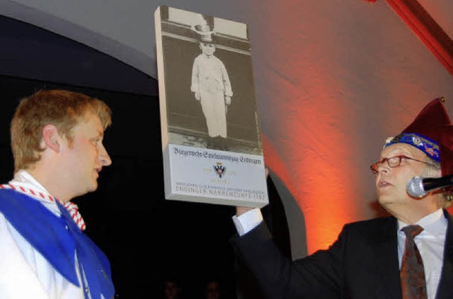 Franz-Josef Vollherbst (rechts) berreicht Christian Saar ein Jubilumsgeschenk.  | Foto: Roland Vitt