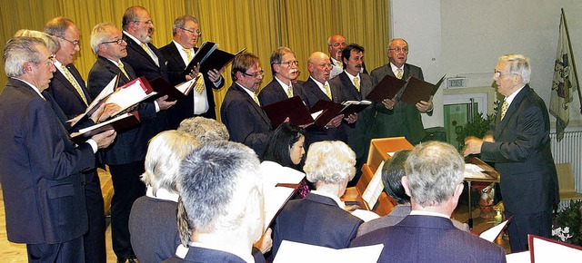 Auf der herbstlich dekorierten Bhne t...in der Eintracht Kenzingen Frauen mit.  | Foto: Ernst Hubert Bilke