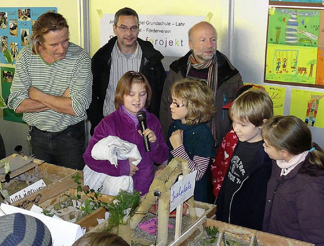 Michael Heuberger, Peter Winkels, Klau...und die Kinder mit ihren  Modellen.     | Foto: Alfred Arbandt