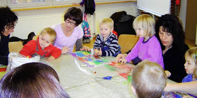 Gemeinsam basteln Mtter und Kinder Laternen fr Sankt Martin.   | Foto: heidrun simoneit