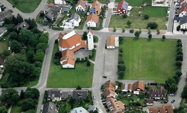 Hier soll Schallstadts neue Mitte ents... der katholischen Kirche St. Blasius.   | Foto: Brigitte Sasse